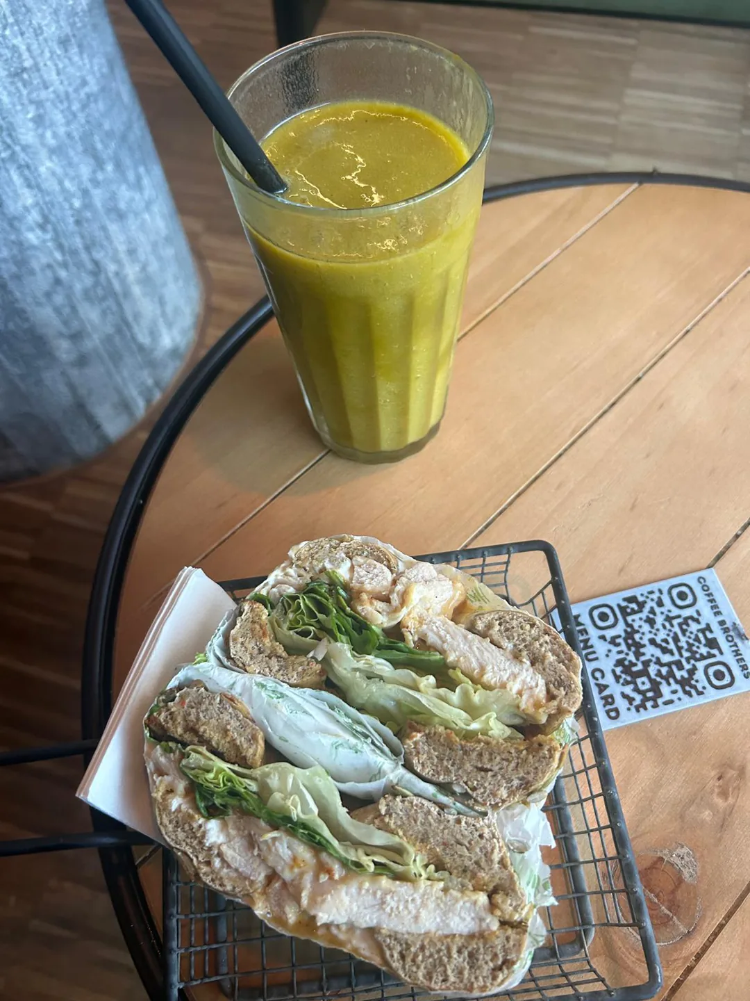 Snack und Getränk auf einem Tisch bei Coffee Brothers