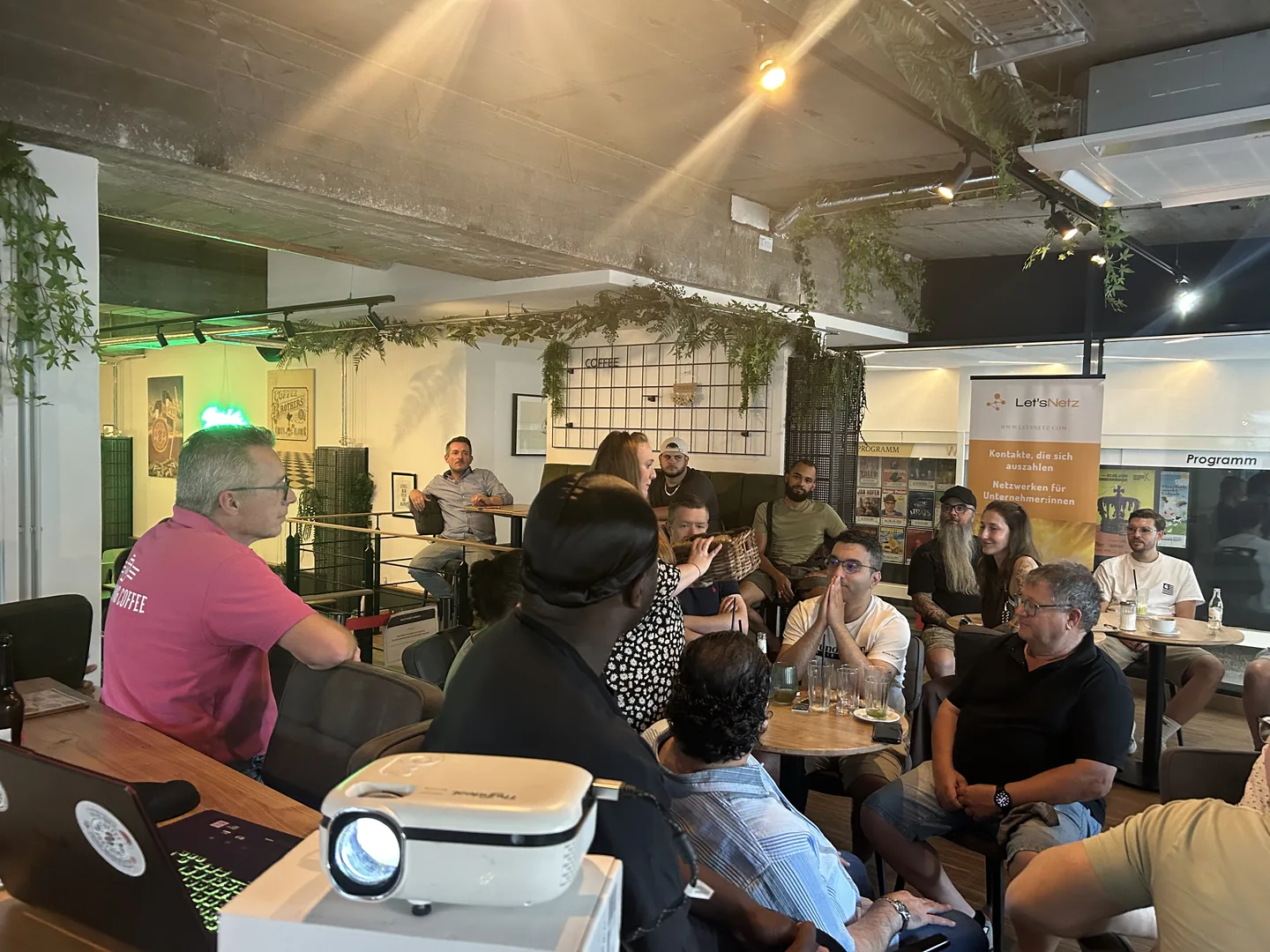 Offene Gesprächsrunde beim einjährigen Treffen von Let’s Netz