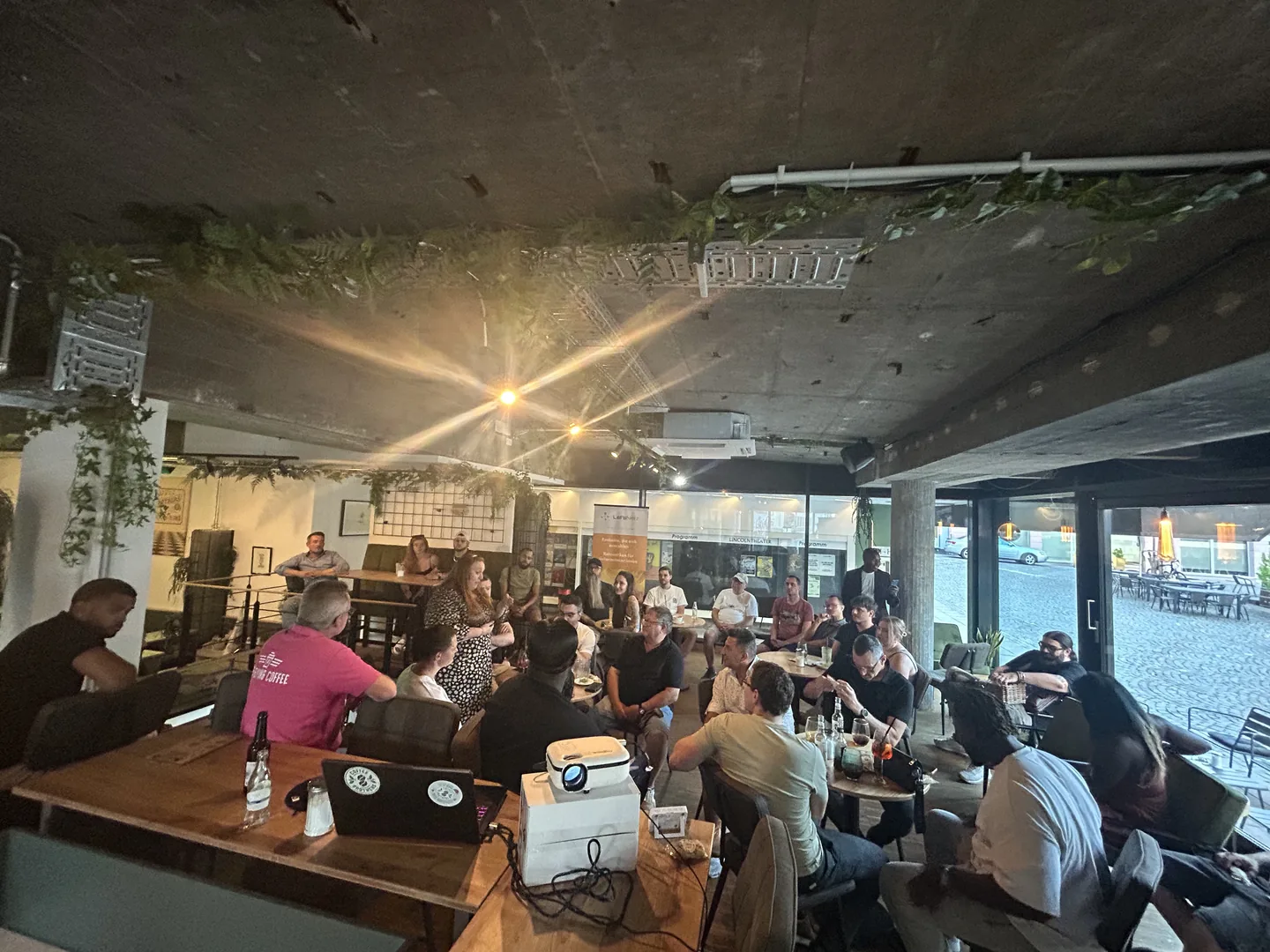 Gut besuchter Jubiläumsabend von Let’s Netz bei Coffee Brothers in Worms